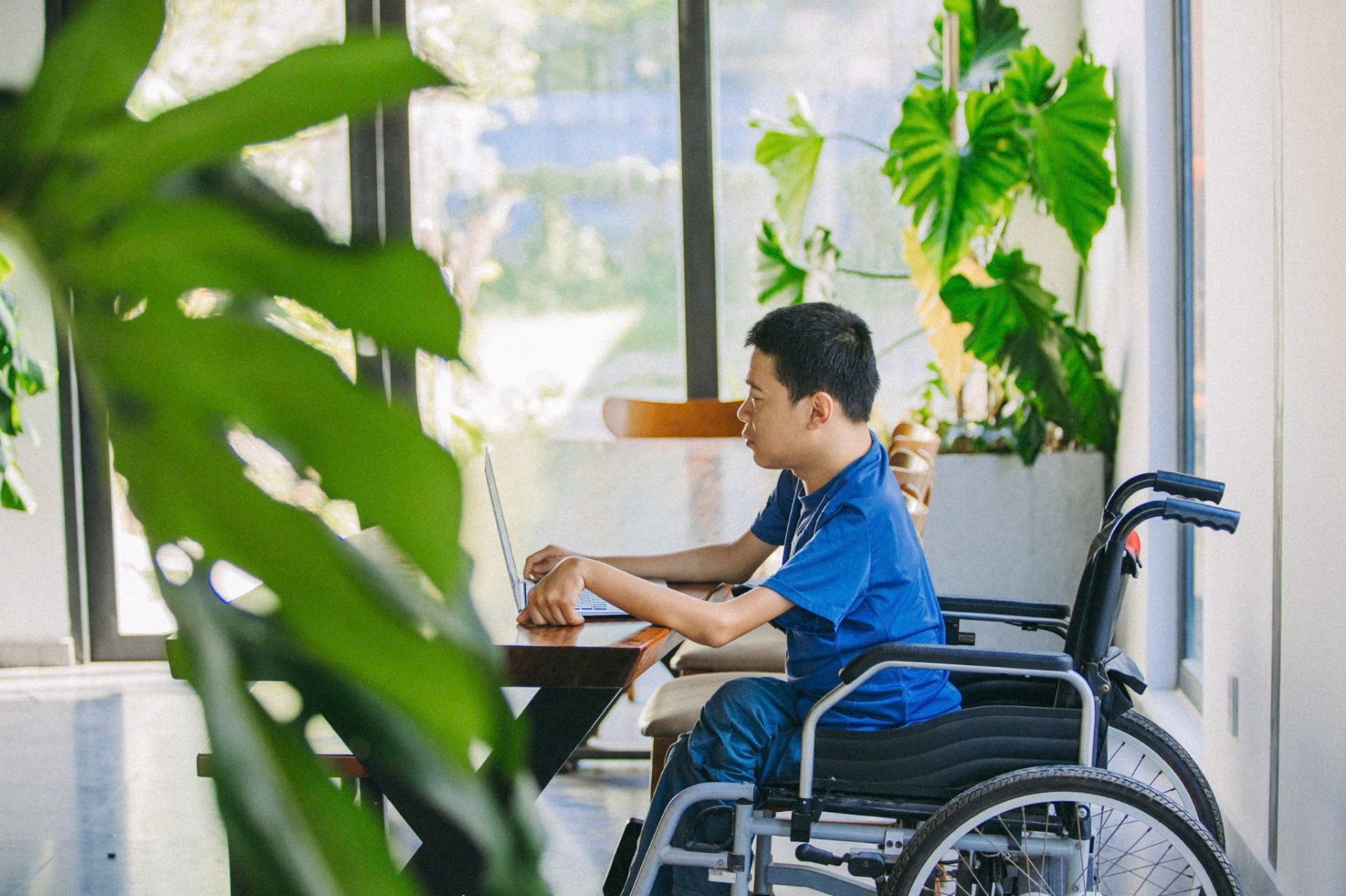 Nguyễn Trung Hậu trong một buổi phỏng vấn và ghi hình