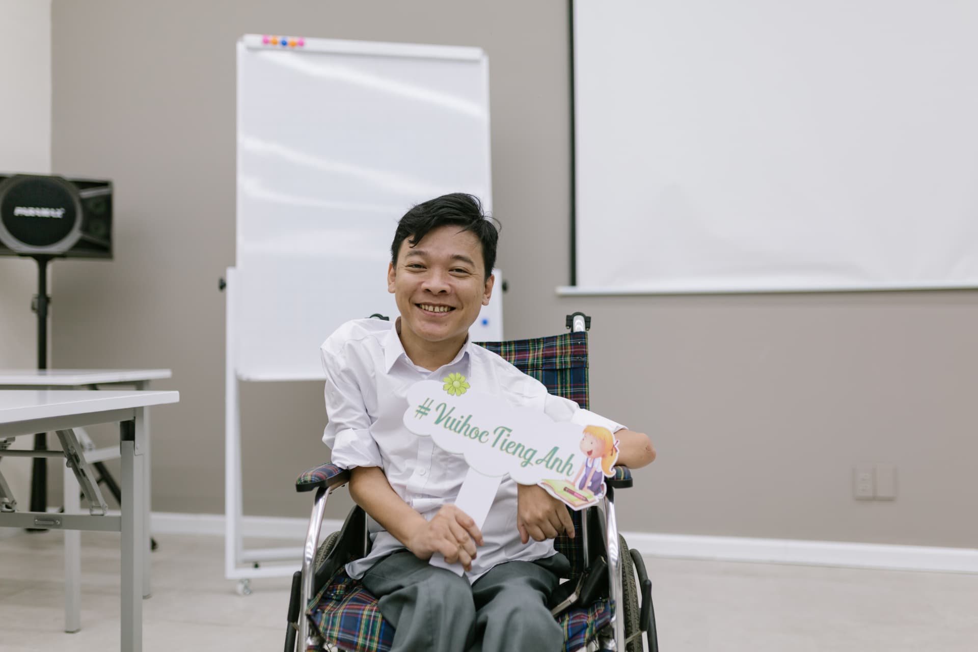 Nguyễn Trung Hậu cùng các em nhỏ tại Anh Ngữ Con Ơi