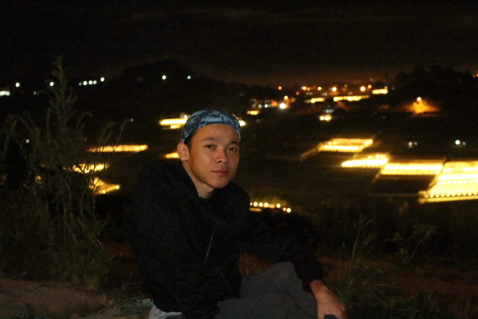 A quiet memory of youth in Đà Lạt — two people who once walked a stretch of road together