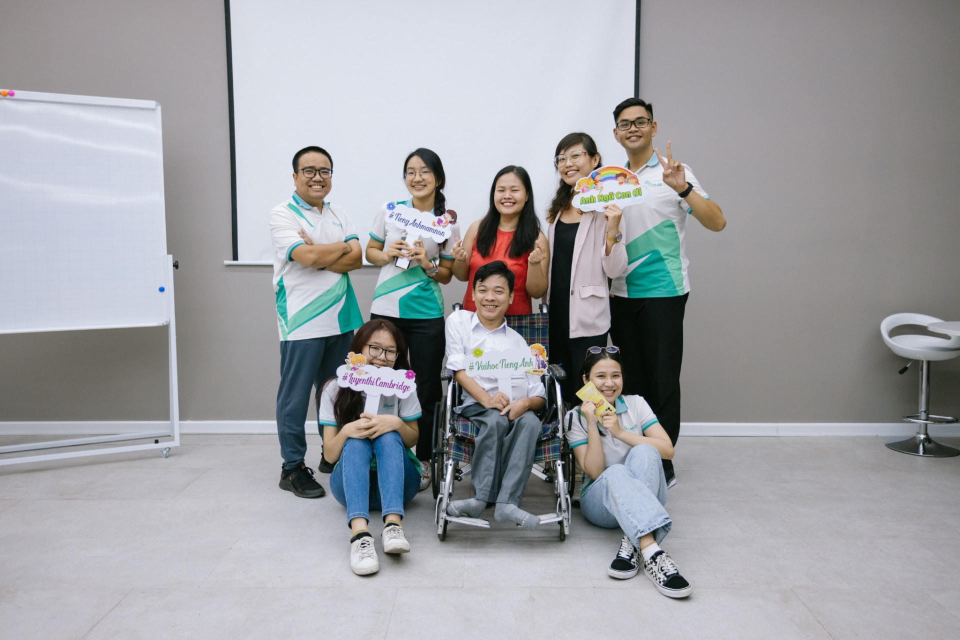 Nguyễn Trung Hậu working with his team at Anh Ngữ Con Ơi
