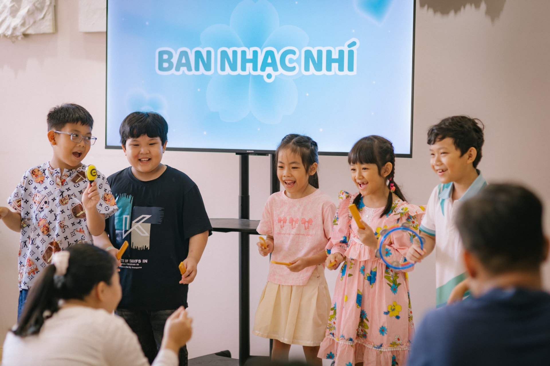 Các em nhỏ tham gia lớp học âm nhạc tại Anh Ngữ Con Ơi